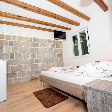 Lucy In Centre 4* Split