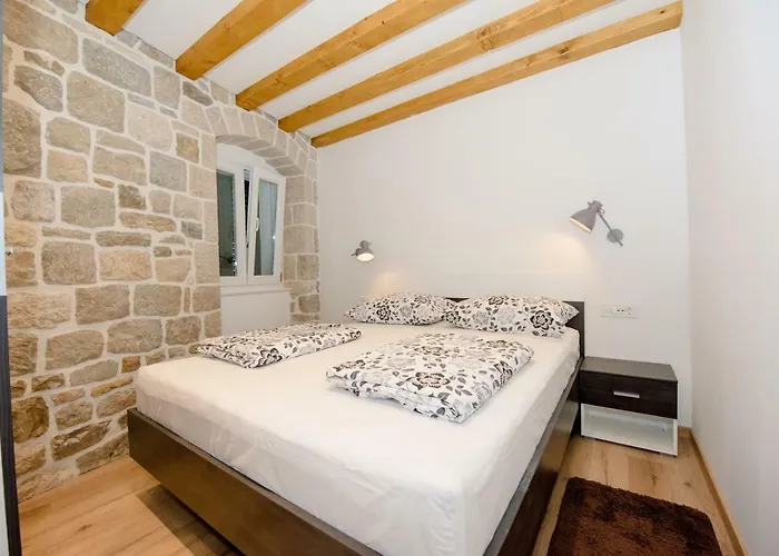 Lucy In Centre Split