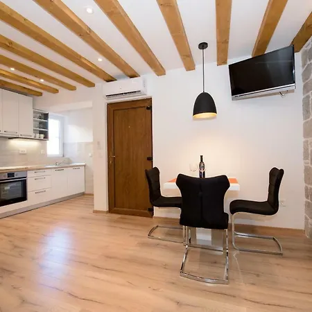 Lucy In Centre 4* Split