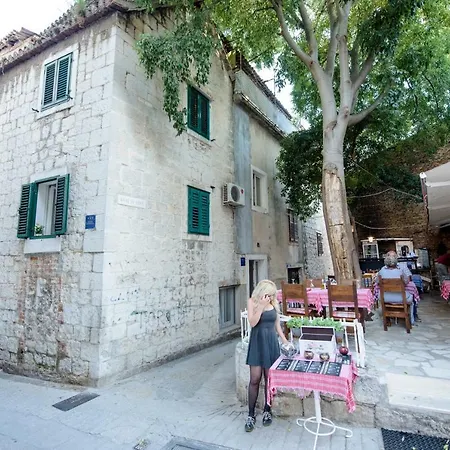 Lucy In Centre Pensión 4*