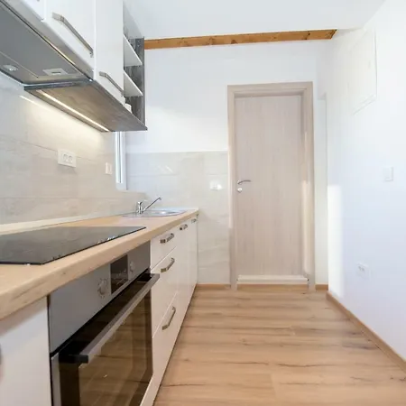 Lucy In Centre Pensión Split