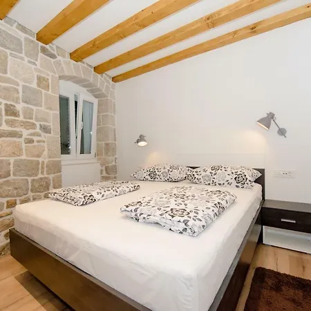 Lucy In Centre Split