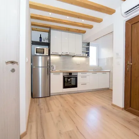 Lucy In Centre 4* Split