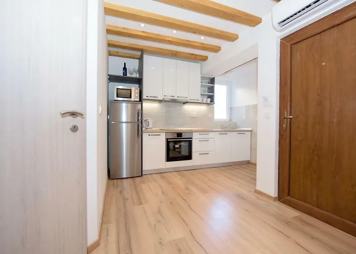 Lucy In Centre 4* Split